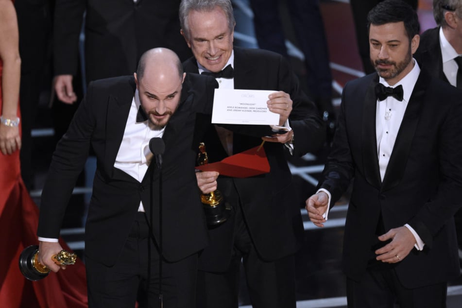Nach einer versehentlich falschen Bekanntgabe des besten Films zeigt Jordan Horowitz (l), Produzent des Films "La La Land", den Umschlag mit dem wirklichen Gewinner des Awards für den besten Film.