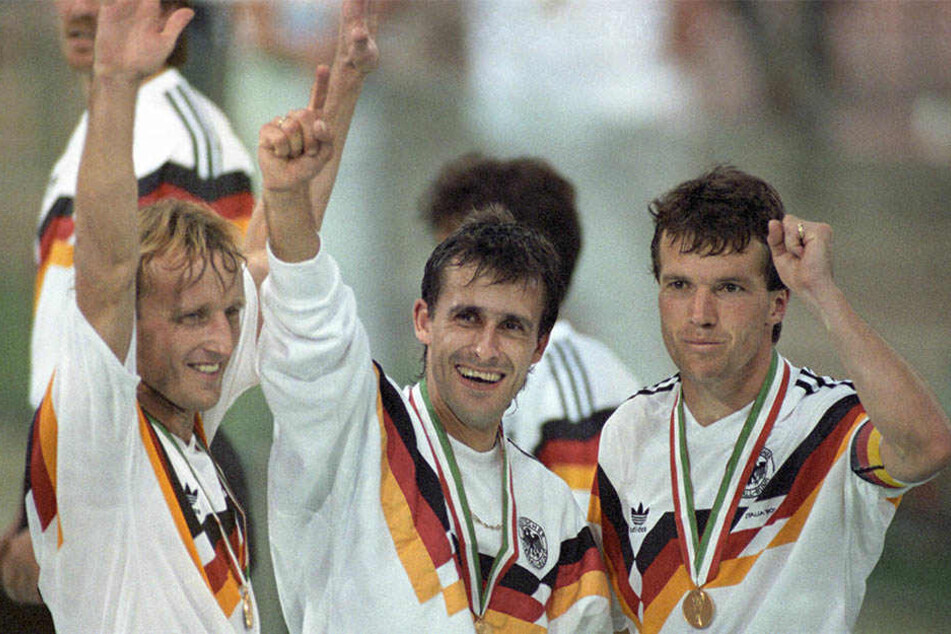 Lothar Matthäus (r.) gewann gemeinsam mit Andreas Brehme (l.) und Pierre Littbarski 1990 in Italien die Weltmeisterschaft.