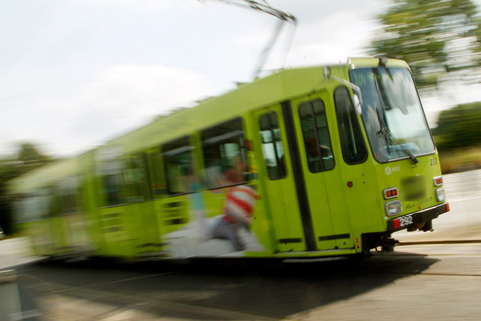 In Zwickau ist ein Tram-Fahrer bei rot über eine Kreuzung gefahren. (Symbolbild)