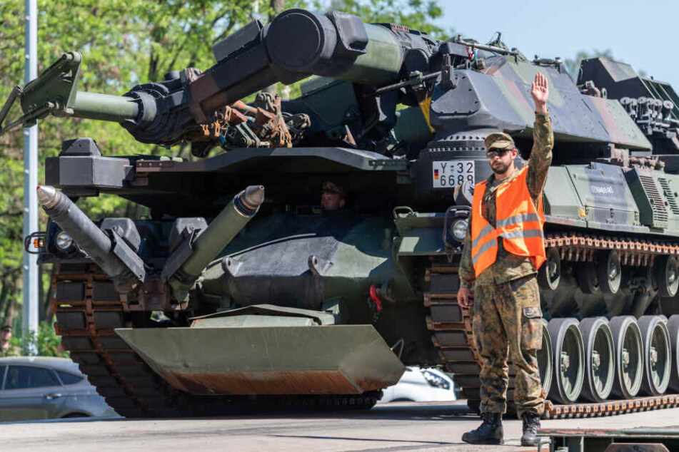 Ein Minenräumpanzer der Bundeswehr wird auf dem Truppenübungsplatz Oberlausitz verladen.