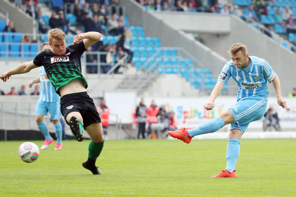 Jan Koch (CFC) schießt durch die Beine von Sebastian Mai (Münster).