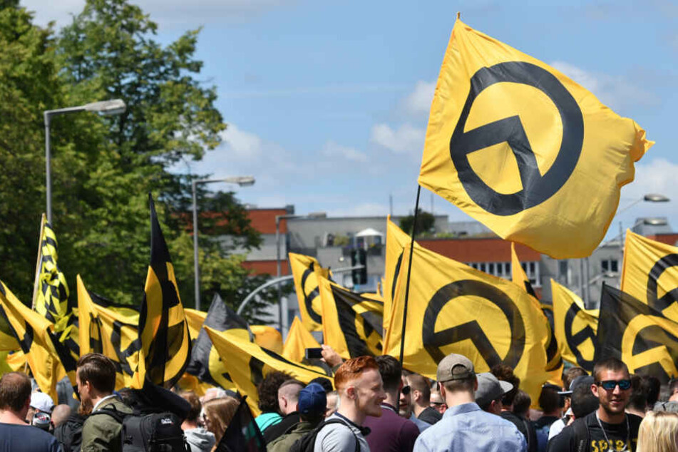 Teilweise soll auch ein Logo der Bewegung zu sehen gewesen sein. (Symbolbild)