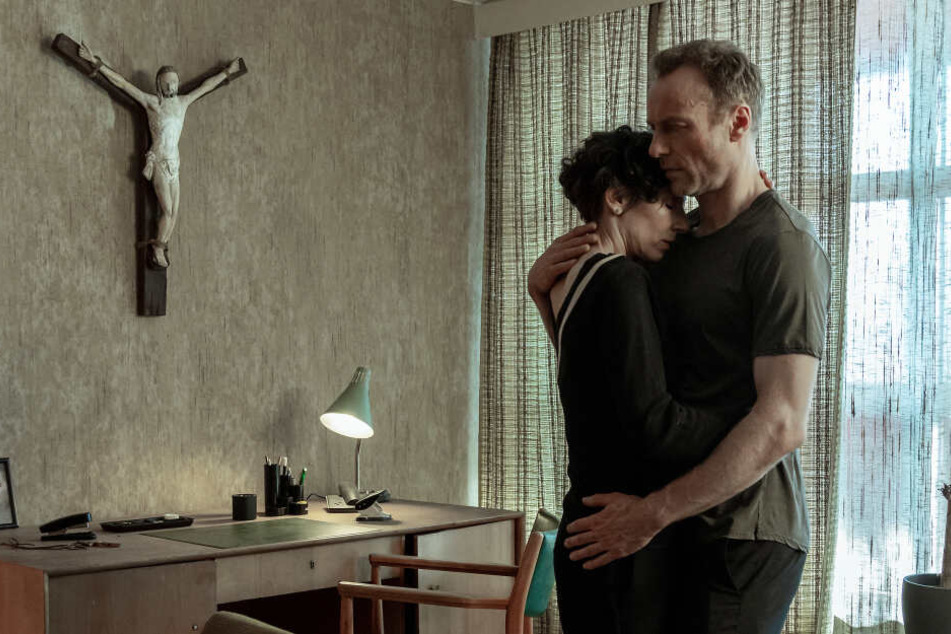 Im heutigen "Tatort" kommen sich die Kommissare Robert Karow (Mark Waschke, 47) und Nina Rubin (Meret Becker, 50) ungewöhnlich nah.