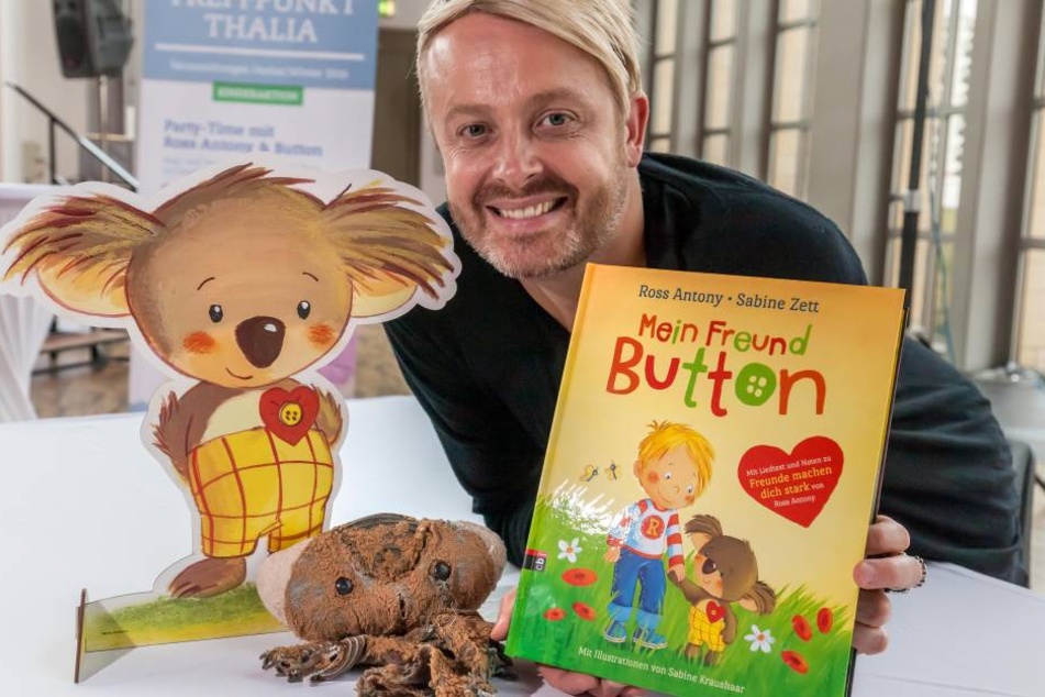 Seinen Button hat er auch heute noch dabei: Sänger und Buchautor Ross Antony
(42).