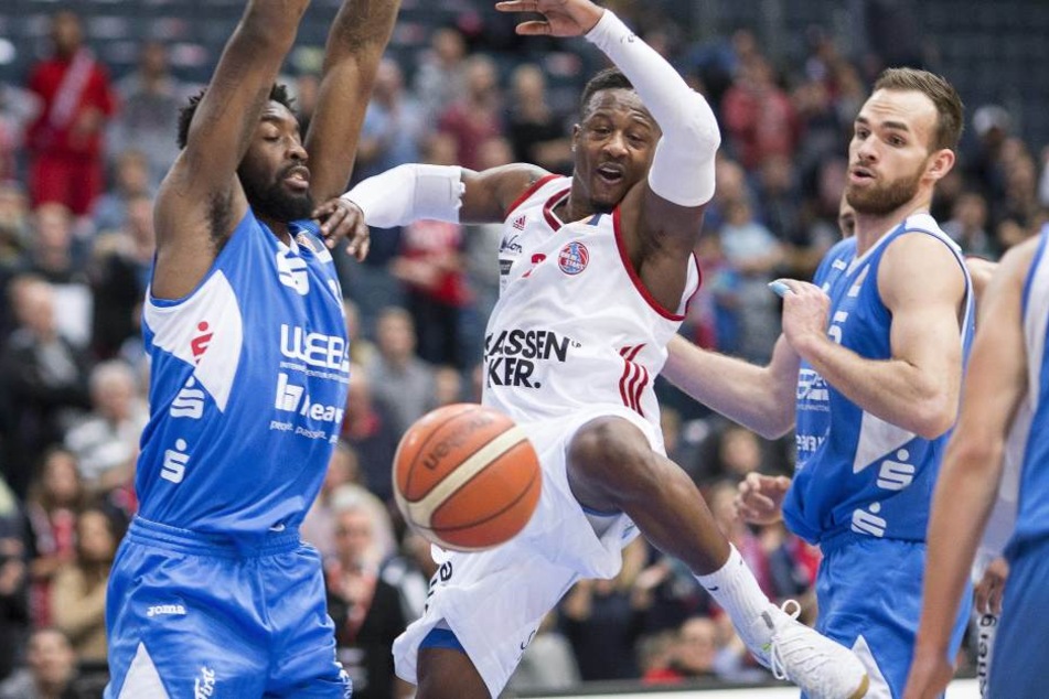 Center Jevon Pressley (l.) erwischte einen Tag zum Vergessen.