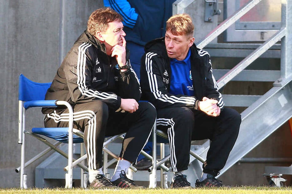 Den anvisierten Aufstieg verpasst - wie sicher
sitzen Coach Sven Köhler (r.) und Co-Trainer
Ulf Mehlhorn noch auf ihren Stühlen?