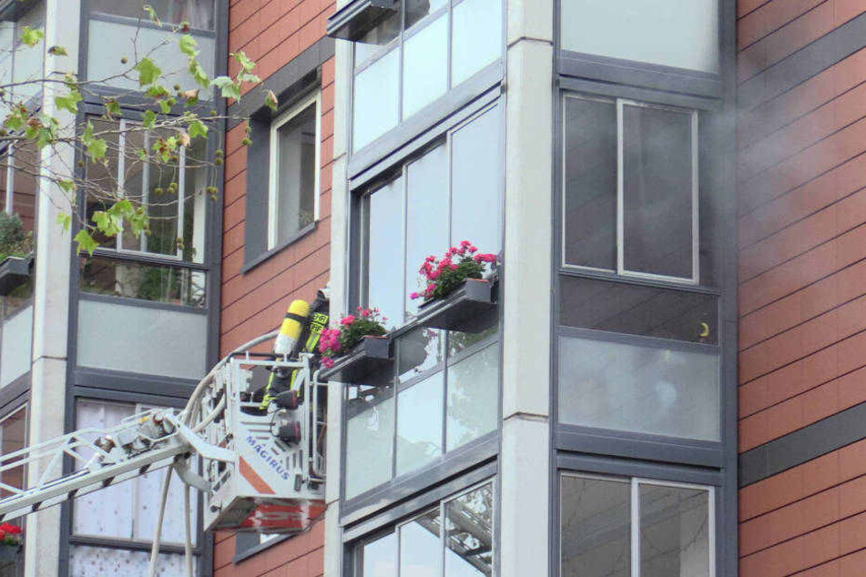 Der Balkon in einem Hochhaus in der Neustrelitzer Straße in Düsseldorf brennt.