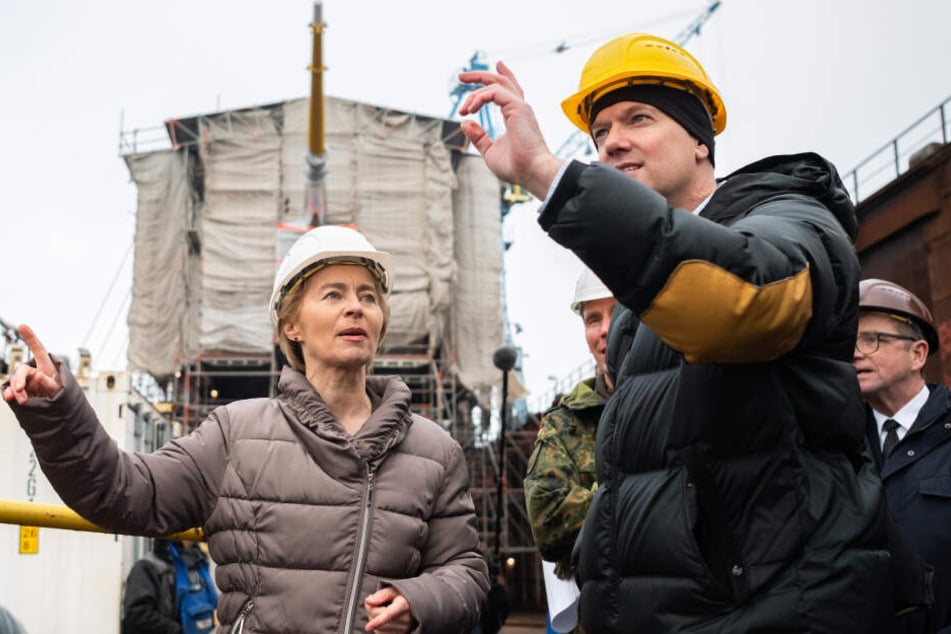 Bundesverteidigungsministerin Ursula von der Leyen (CDU) steht bei ihrem Besuch des Segelschulschiffes der Deutschen Marine "Gorch Fock".