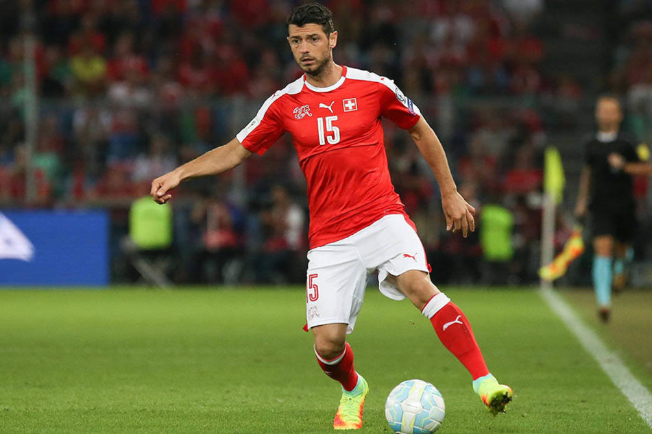 Blerim Dzemaili kann sich der Gesellschaft einer heißen Spielerfrau erfreuen.