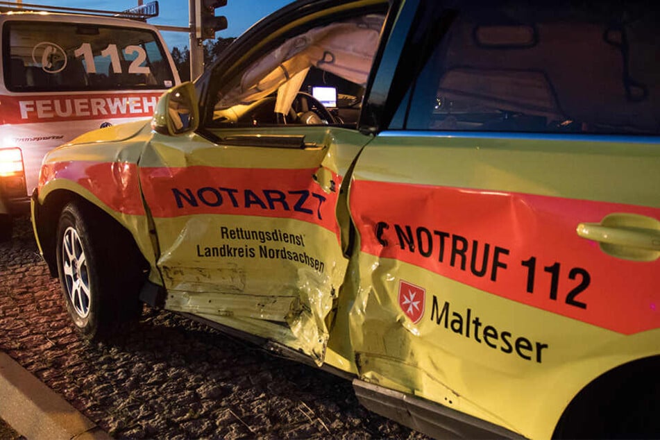 Durch den Zusammenstoß wurde die Fahrerseite des Notarztwagens stark eingedrückt.