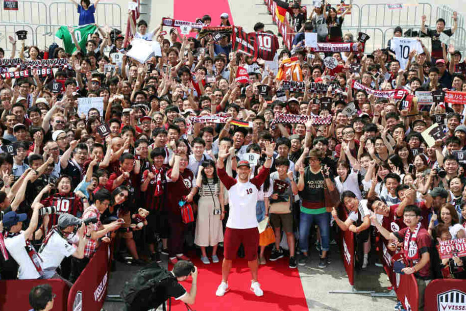 Zahlreiche Anhänger von Vissel Kobe bereiteten Poldi einen gigantischen Empfang.