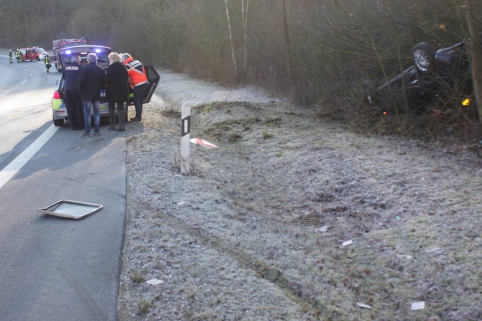 Der Wagen flog aus der Kurve und landete auf dem Dach.