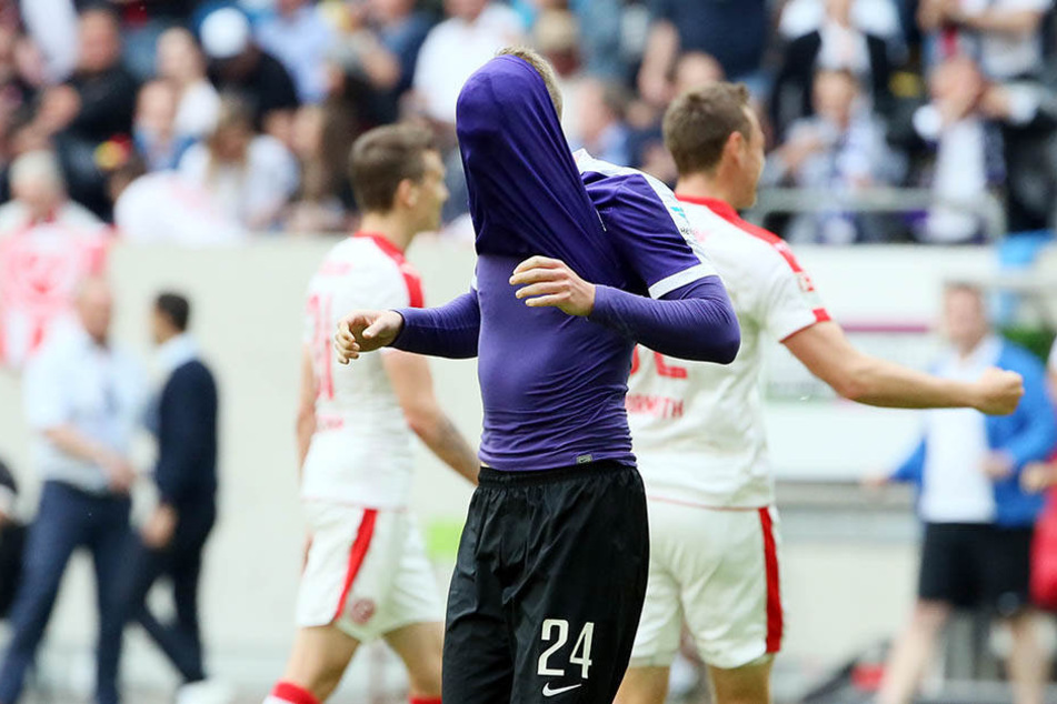 Steve Breitkreuz
wollte den Erfolg
ganz für sich genießen
und zog
sich sein Trikot
über den Kopf.
Später weinte der
Innenverteidiger
hemmungslos.