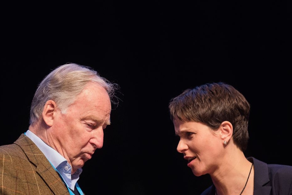 Frauke Petry, AfD-Parteivorsitzende, und Alexander Gauland, Fraktionsvorsitzender der AfD im Landtag von Brandenburg, unterhalten beim Bundesparteitag in Köln.