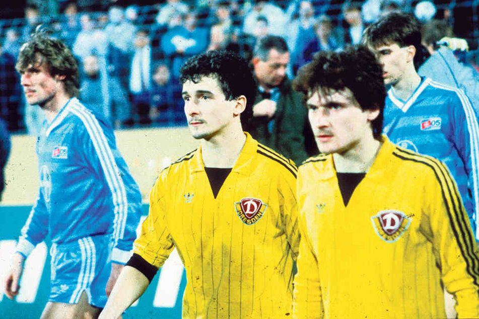 Sein letztes Spiel für Dynamo: Frank Lippmann (r., mit Hans-Uwe Pilz) 1986 in Uerdingen.
