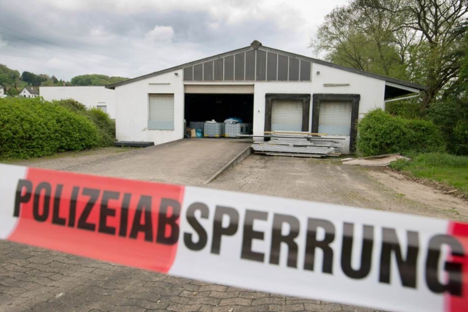 Die Lagerhalle wurde von einer Brandstelle zu einem Tatort.