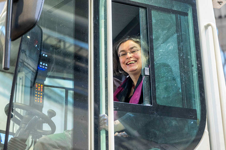 Dresdens Umweltbürgermeisterin Eva Jähnigen (52) schaufelte am Dienstag selbst per Radlader den ersten Biomüll in die Anlage.