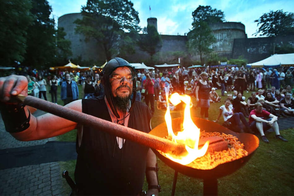 Feuer, mittelalterliche Kostüme und Stände sorgen rund um die Sparrenburg für eine einzigartige Atmosphäre.