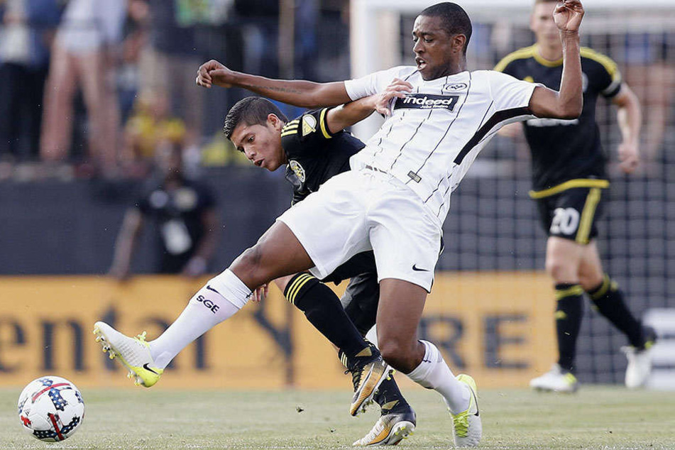 Columbus Crew Spieler Christian Martinez gegen Frankfurts Gelson Fernandes (vorne).