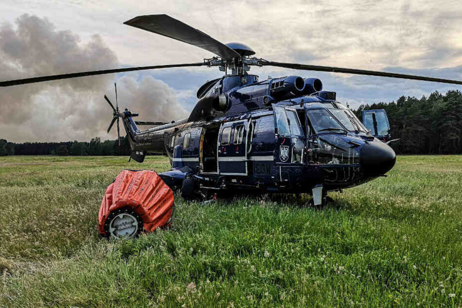 Ein Hubschrauber ist bei dem Waldbrand in Jüterbog im Einsatz.