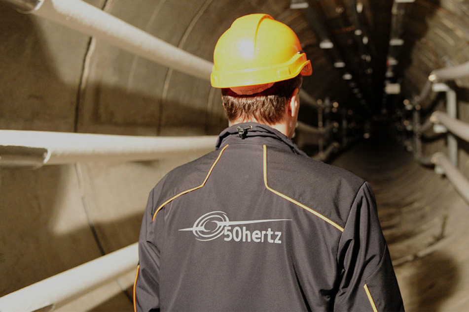 Ein 50Hertz Mitarbeiter checkt die Lage: Der sieben Kilometer lange Tunnel soll von Spandau bis Marzahn gehen. (Symbolbild)