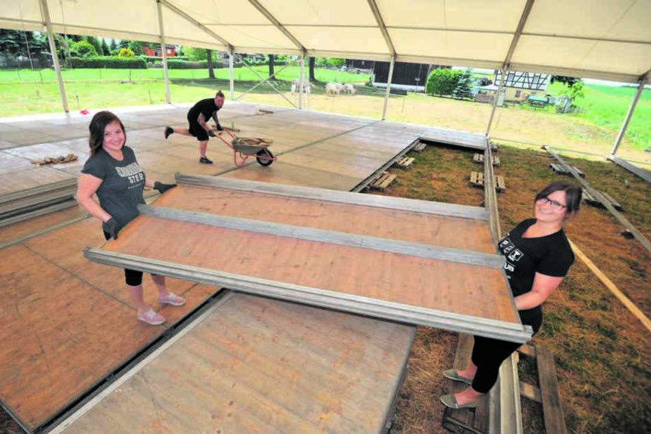 Caroline Wolf (22, l.) und Emmy Richter (25) bauen das „KramBa“-Partyzelt
auf.