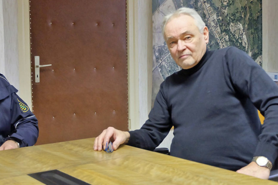 Bürgermeister Andreas Bänder (63, CDU) hatte lange für den Erhalt der Telefonzelle gekämpft.