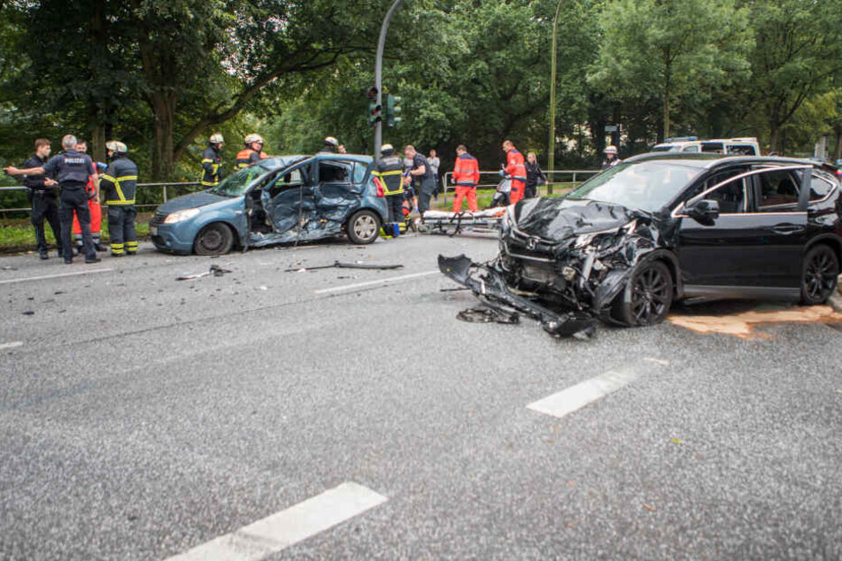 Die Rettungskräfte kämpfen um das Leben eines Mannes.