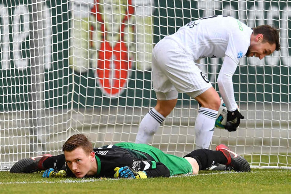 Torhüter Markus Schubert liegt am Boden. Er hat gerade einen Gegentreffer kassiert.