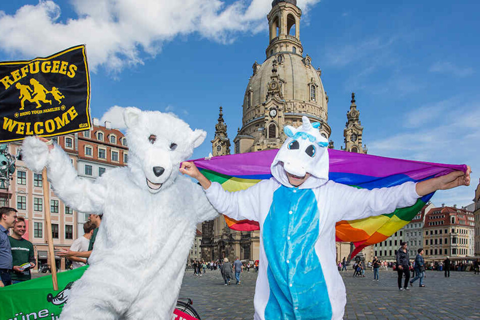 Mit Einhorn und Eisbären sorgten die Grünen gestern auf dem Neumarkt für Aufmerksamkeit.