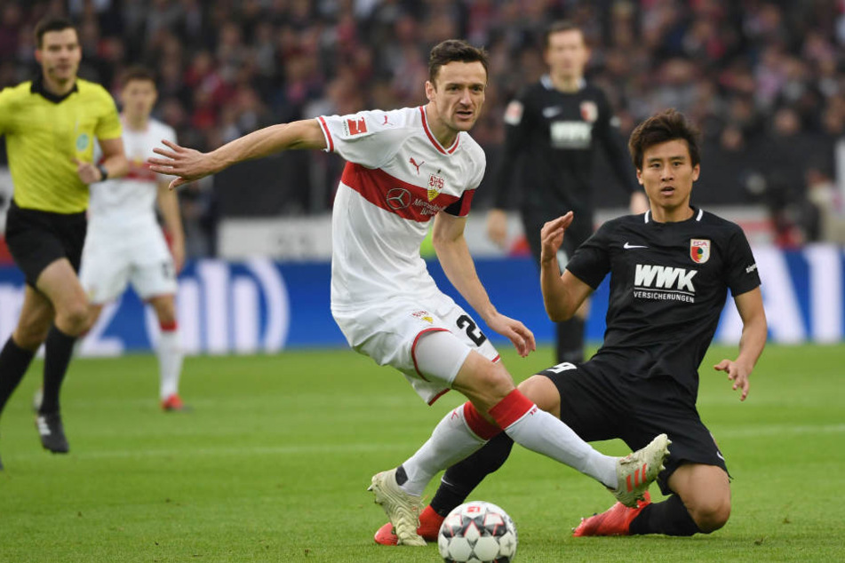 Kampfbetontes Spiel zwischen VfB und FCA: Stuttgarts Kapitän Gentner geht vorne weg.