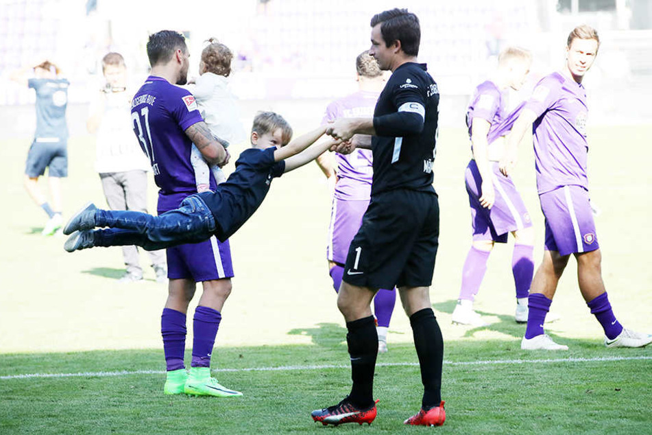 FCE-Keeper Martin Männel wirbelt Sohnemann Anton umher - solche Szenen soll es auch nach dem HSV-Spiel geben. Dann hätte Aue wohl gewonnen...