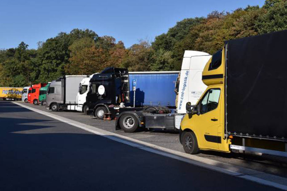 Während der Lkw-Fahrer schläft, brechen die Unbekannten in seinen Lkw ein.