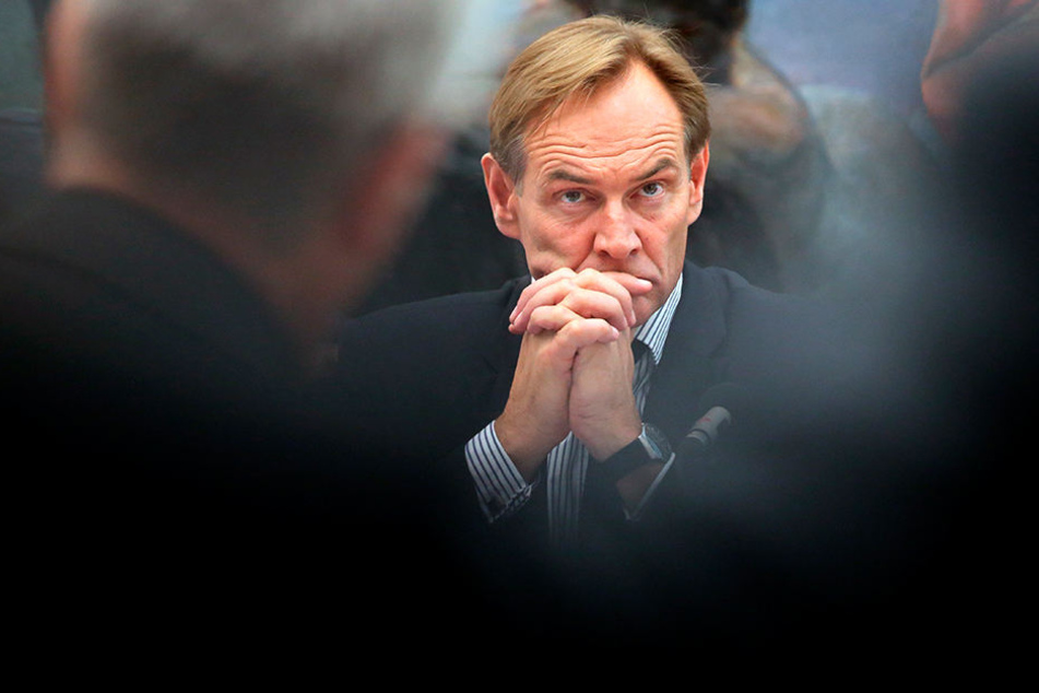 Oberbürgermeister Burkhard Jung (59) muss das Thema "Transparenz" auf den Tisch bringen.