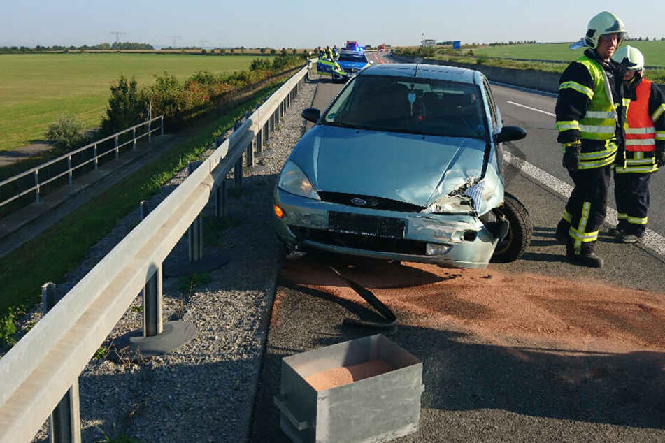 Der Ford schleuderte aus unbekannter Ursache nach rechts in eine Leitplanke.