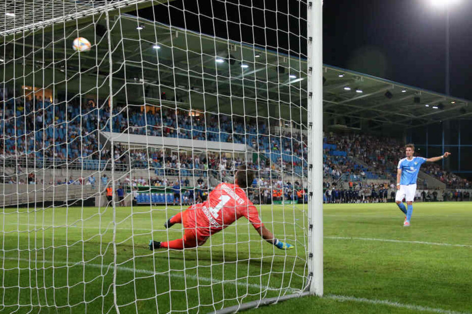 Sören Reddemann semmelt den Ball vom Punkt aus weit übers Hamburger Tor - dieser verschossene Elfmeter besiegelte letztendlich das Pokal-Aus des CFC.