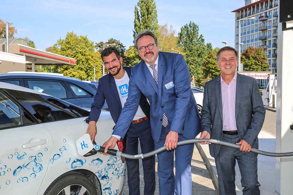 "Wasserstoff marsch!" Staatssekretär Stefan Brangs (53, M.) mit Burkhard Reuss (57, r.) von Total. Links Lorenz Jung (37) vom Betreiber H2 Mobility.
