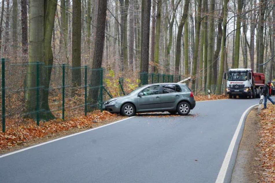 Der VW krachte in einen Zaun.