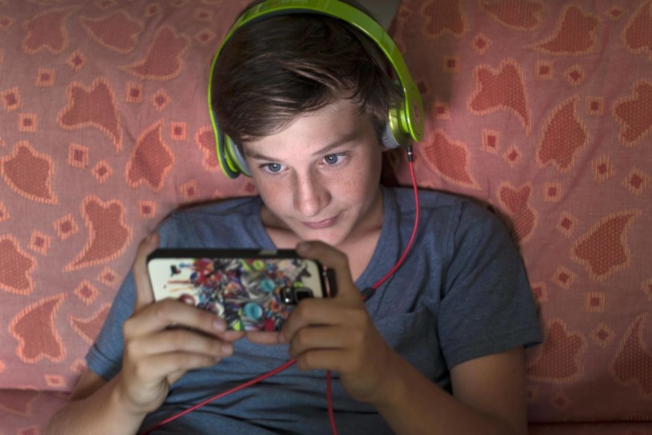 Teenager schauen mehrere Stunden pro Tag aufs Handy-Display.