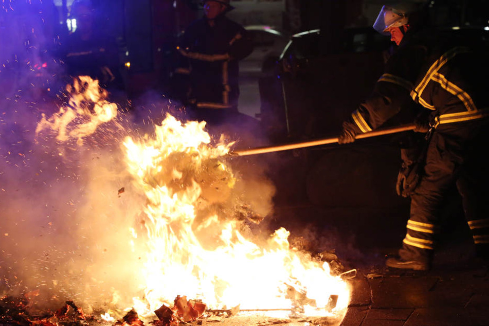 So wie hier mussten auch die Feuerwehrleute in Rudolstadt eingreifen, um die Brände entlang der Straßen zu löschen. (Symbolbild)