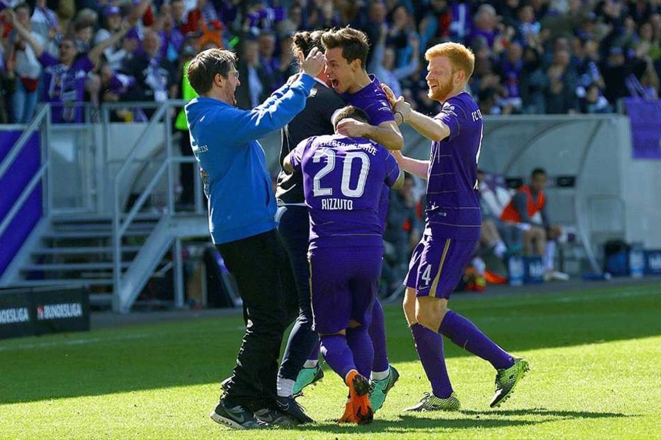 Trainer Hannes Drews (l.) will wieder mit seiner Truppe jubeln.