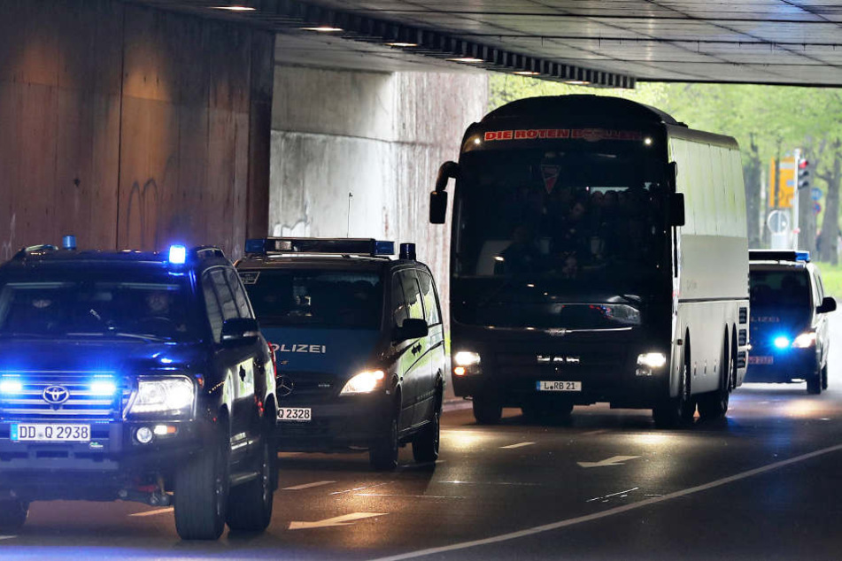 Mehr Polizeischutz als sonst: Nach den Vorfällen von Dortmund wird der Mannschaftsbus der Roten Bullen ins Stadion geleitet.