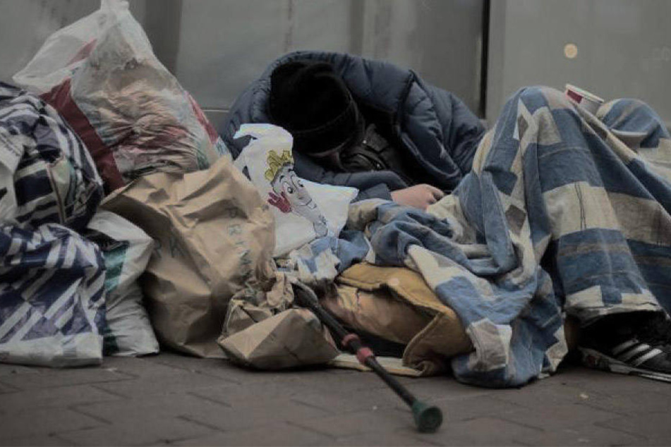 Der Obdachlose schlief in seinem Bett. Dann wurde er Opfer eines widerlichen Angriffes. (Symbolbild)