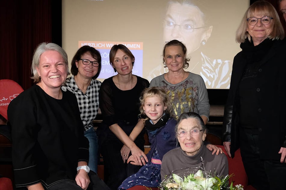 Premiere des Films "Die Eiskönigin in Chemnitz" im Clubkino Siegmar: Jutta Müller im Kreis ihrer Familie sowie Autorin Carola Ullirch und Ex-Eiskusntläuferin Anett Pötzsch.