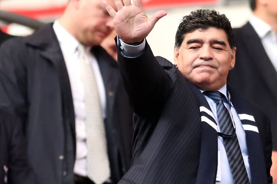Diego Maradona heuert als Präsident bei Dinamo Brest an.