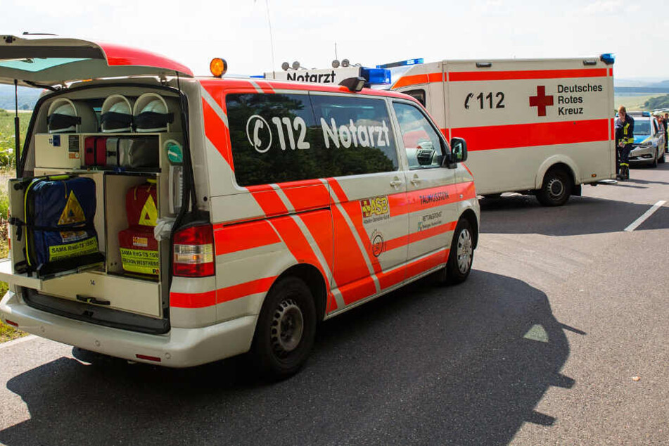 Das Foto zeigt die Landstraße, die offenbar nach dem Unfall gesperrt wurde.