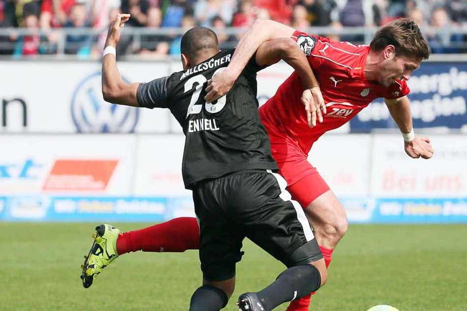 Ronny König (rechts) kämpft mit R.-D. Fennell um den Ball In der Nachspielzeit machte der Torjäger alles klar.