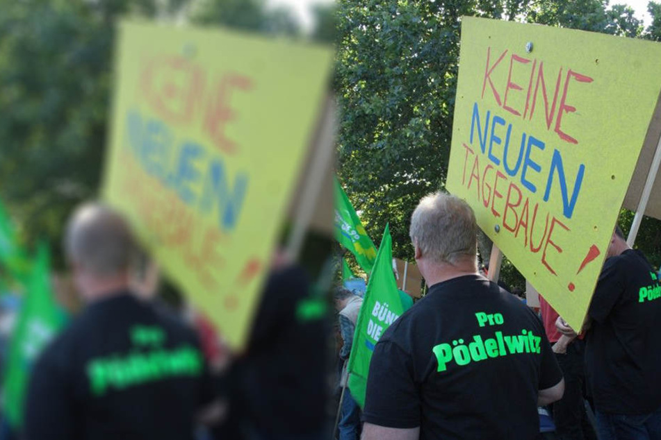 Die Bürgerinitiative "Pro Pödelwitz" auf einem Protestmarsch. Am Sonntag will ein breites Umweltbündnis ein symbolisches Blumenkreuz vor der Kirche des Ortes pflanzen.