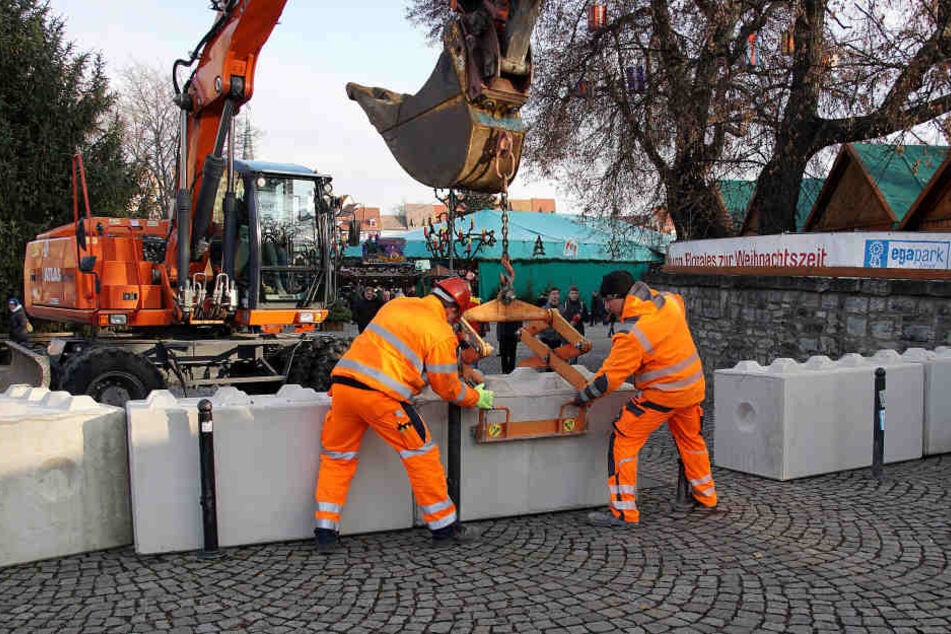 Der Erfurter Weihnachtsmarkt wurde nach dem Anschlag in Berlin mit Betonelementen gesichert.