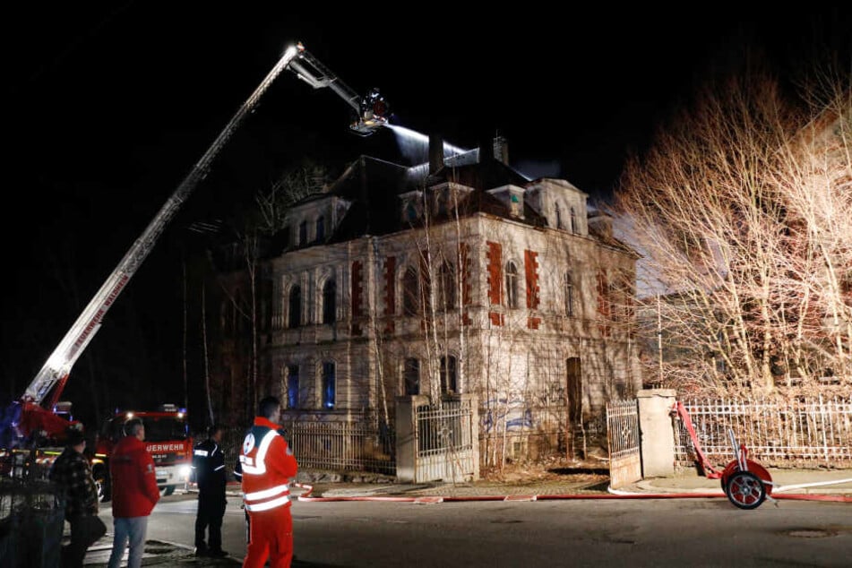 Die Feuerwehr löschte die Flammen in der ehemaligen Stuhlfabrik.